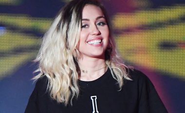 Miley Cyrus paralajmëron lansimin e albumit të shtatë “Plastic Hearts”