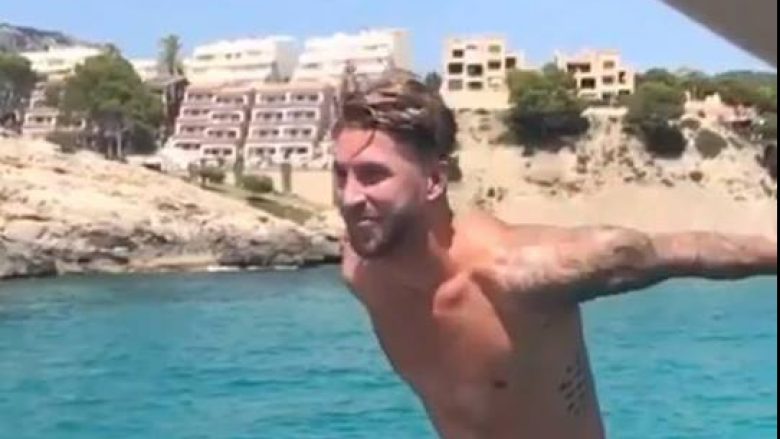 Kërcimet akrobatike në ujë, talenti tjetër i Sergio Ramosit (Video)