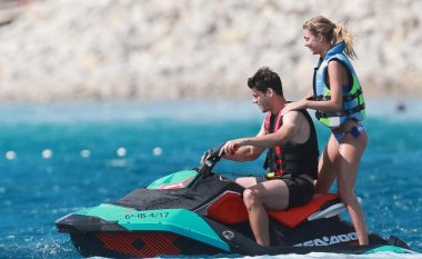 Morata nuk e ka mendjen te tranferet, shijon pushimet me të fejuarën në Ibiza (Foto)