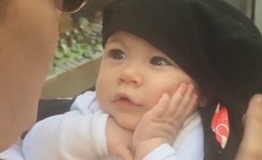 Nëna i këndon këngë bebes: reagimi i saj është gjëja më e ëmbël që do ta shihni sot! (Video)
