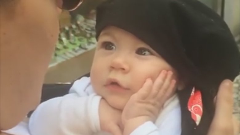 Nëna i këndon këngë bebes: reagimi i saj është gjëja më e ëmbël që do ta shihni sot! (Video)
