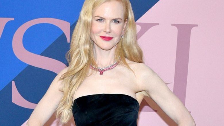 Nicole Kidman shkëlqen në fustanin 12 mijë dollarësh (Foto)