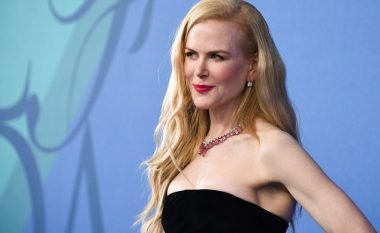 Nicole Kidman pozon me fustan 12 mijë dollarësh (Foto)