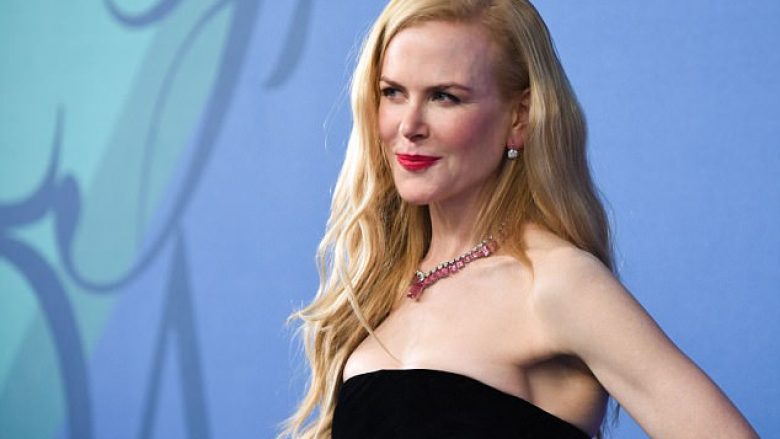 Nicole Kidman pozon me fustan 12 mijë dollarësh (Foto)