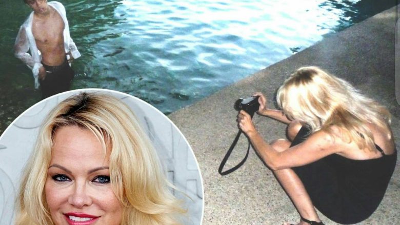 Një nënë krenare si Pamela Anderson, merr aparatin në dorë për të realizuar setin fotografik të të birit model (Foto)