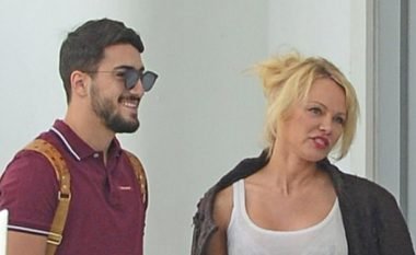 I dashuri shqiptar i Pamela Andersonit mbështet një banor të “Big Brother Albania 9” (Foto)