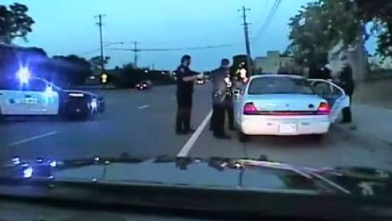 Polici e ndali për një dritë të thyer të veturës, debati u shndërrua në një konflikt me armë zjarri me fatalitet (Video,+18)
