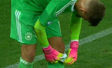 Gjermania U21 eliminon Anglinë U21- Portieri gjerman bëhet hit më mënyrë se si i mbrojti penalltitë duke lexuar në një letër të fshehur në çorape (Foto/Video)