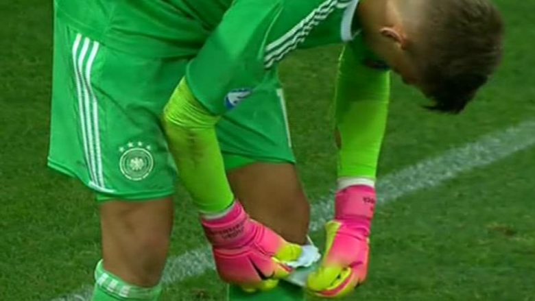 Gjermania U21 eliminon Anglinë U21- Portieri gjerman bëhet hit më mënyrë se si i mbrojti penalltitë duke lexuar në një letër të fshehur në çorape (Foto/Video)