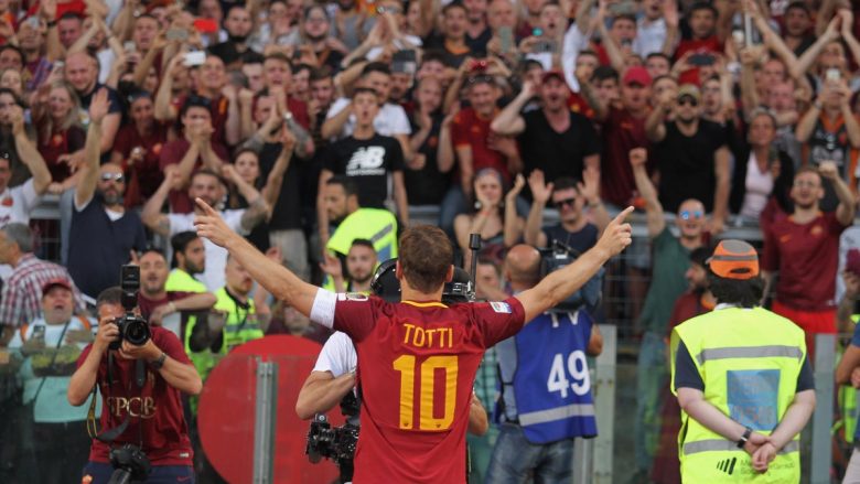 UEFA i ndan çmim special për arritje dhe besnikëri ndaj klubit Francesco Tottit (Foto)