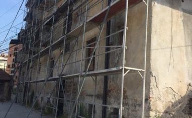 Fillojnë punimet për fasadimin e objektit kolektiv në Rahovec