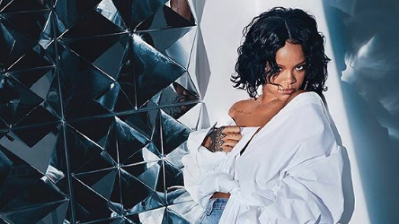 Rihanna shfaqet plot stil pas klipit të ri (Foto)
