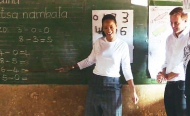 Rihanna merr shkumësin në dorë dhe provon t’u mësojë matematikë nxënësve të varfër në Malawi (Foto/Video)