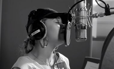 Rita Ora dhe 50 artistë me këngë bamirëse për të prekurit nga zjarri në Londër (Video)