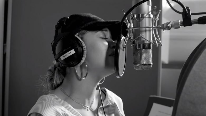 Rita Ora dhe 50 artistë me këngë bamirëse për të prekurit nga zjarri në Londër (Video)