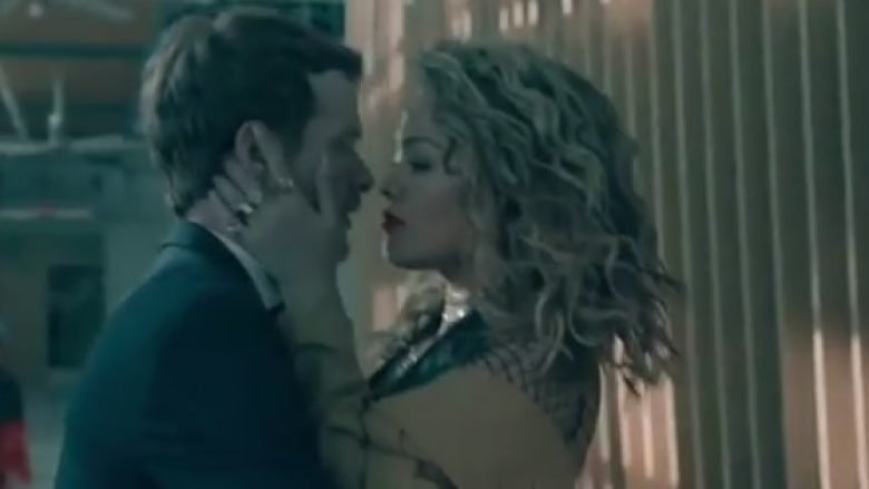 Rita Ora atraktive dhe joshëse në klipin e këngës “Your Song” (Foto/Video)