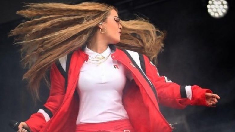 Edhe e sëmurë Rita Ora shfaqet provokuese (Foto)