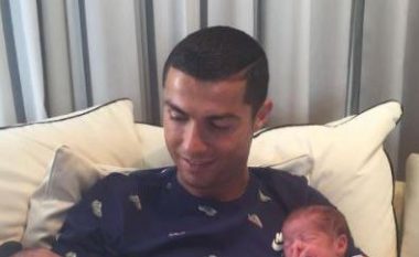 Cristiano Ronaldo publikon imazhin e parë me binjakët e sapolindur (Foto)