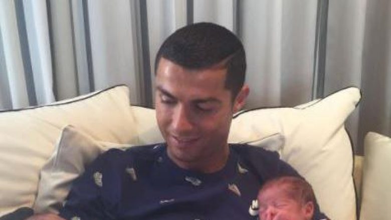 Cristiano Ronaldo publikon imazhin e parë me binjakët e sapolindur (Foto)