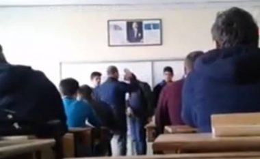 Mësuesi i vë në rresht nxënësit, duke i rrahur një nga një (Video)