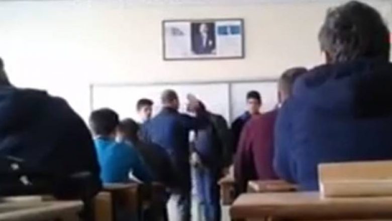 Mësuesi i vë në rresht nxënësit, duke i rrahur një nga një (Video)
