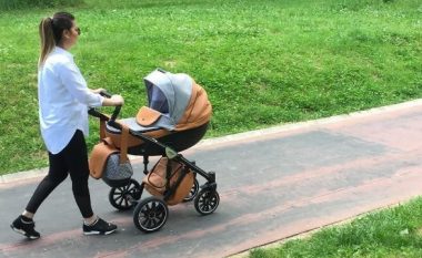 Ryva Kajtazi, një pozë të ëmbël gjatë shëtitjes me vajzën dhe bashkëshortin në park (Foto)