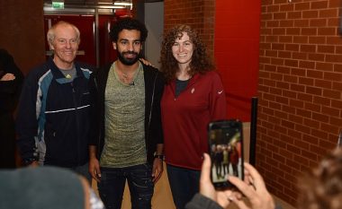 Salah e nis në mënyrën më të mirë aventurën me Liverpoolin, ai fiton zemrat e tifozëve me befasinë e tij në Anfield Road (Foto/ Video)