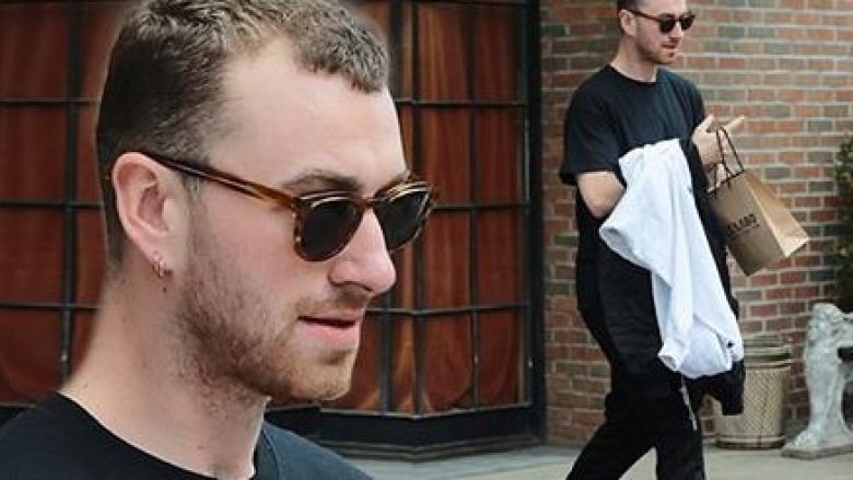 Larg mbipeshës! Sam Smith thekson trupin e tij në formë të shkëlqyer në New York (Foto)