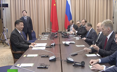 “Luftëtari i vetmuar” Xi Jinping përballet me Putinin dhe ekipin e tij (Video)