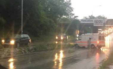 Shiu i rrëmbyeshëm bllokon rrugën për në Butel (Foto/Video)