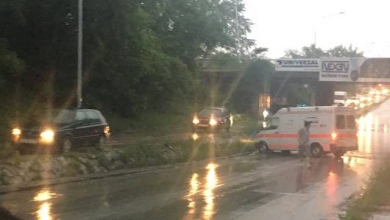 Shiu i rrëmbyeshëm bllokon rrugën për në Butel (Foto/Video)