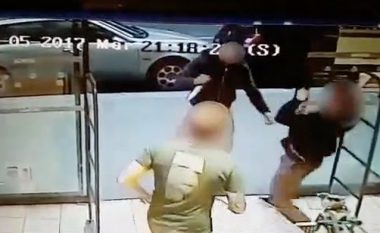 Po dilte nga një supermarket me birra në dorë, papritmas sulmohet me thikë nga një burrë (Video,+16)