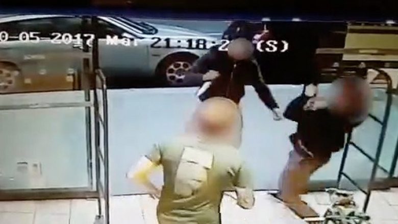 Po dilte nga një supermarket me birra në dorë, papritmas sulmohet me thikë nga një burrë (Video,+16)