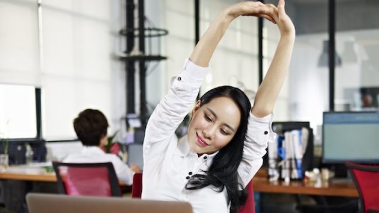 5 mënyra të shpejta për të ç’liruar stresin pa u larguar nga tavolina e punës
