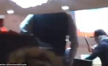 Burra të maskuar sulmojnë klientët me shkopinj, derisa po hanin në një restorant në Londër (Video)