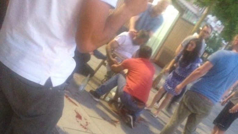 Therje me thikë në sheshin e Prishtinës (Video, +16)
