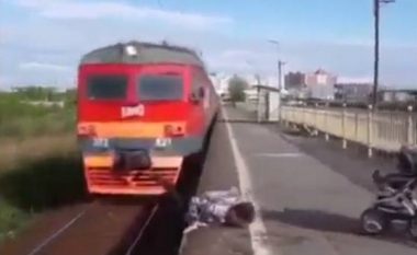 Treni po i afrohej karrocës me fëmijë, djaloshi rrezikon jetën për ta shpëtuar (Video,+16)