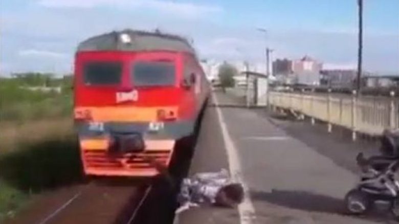 Treni po i afrohej karrocës me fëmijë, djaloshi rrezikon jetën për ta shpëtuar (Video,+16)