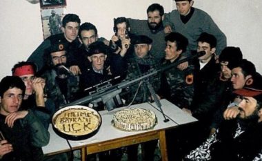 Kështu e kremtonin ushtarët e UÇK-së festën e Bajramit në vitin 1999 (Foto)