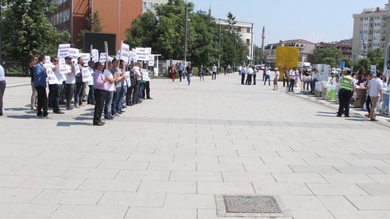 Fermerët protestojnë në ditën ndërkombëtare të qumështit