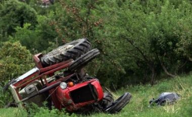 Aksident trafiku mes një traktori dhe veture, 9 të lënduar