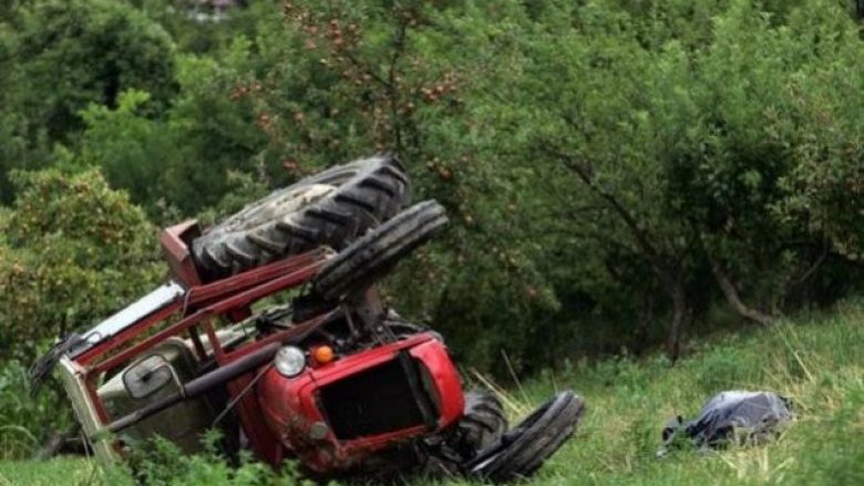 Aksident trafiku mes një traktori dhe veture, 9 të lënduar