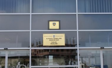 Gjilan: E ther me thikë gruan, një muaj paraburgim