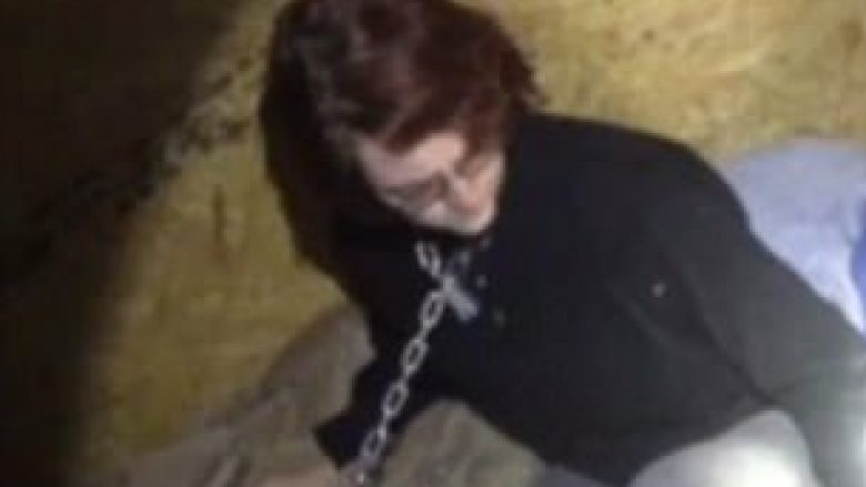Skllavja e seksit lirohet nga zinxhirët, përdhunohej prej dy muajsh nga vrasësi serik (Video)