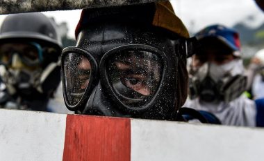 Venezuelë, protestuesit tentuan të hyjnë në bazën ajrore ushtarake