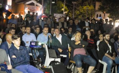 Veseli bëri iftar dhe shikoi ndeshjen me qytetarët mitrovicas (Foto)