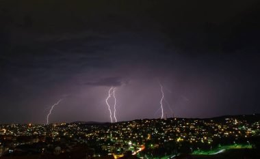 Fotografi mahnitëse të vetëtimës mbi Prishtinë (Foto)