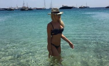 Pamje e nxehtë: Diell, pishinë dhe Viola Spiro në bikini (Foto)