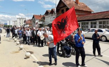 Me flamuj kombëtarë, këngë e valle – kështu votohet në Skenderaj (Video)