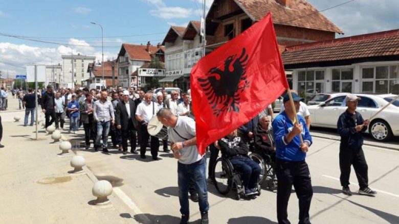 Me flamuj kombëtarë, këngë e valle – kështu votohet në Skenderaj (Video)